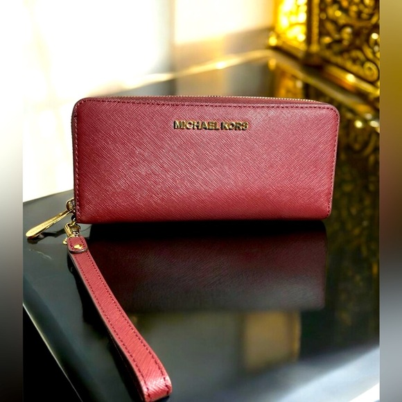 Michael Kors burgandy Women's Wallet wristlet - Picture 1 of 9